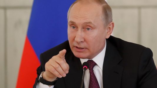 Wladimir Putin, Präsident von Russland, spricht zu Mitarbeitern des Almasow-Medizinforschungszentrums. Foto: Anatoly Maltsev/POOL EPA/AP/dpa