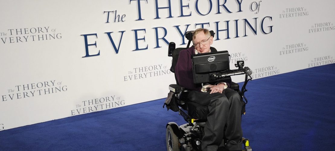 Archiv: Das Bild zeigt den britischen Astrophysiker Stephen Hawking bei der britischen Premiere des Films 'The Theory of Everything'. (Foto: dpa)