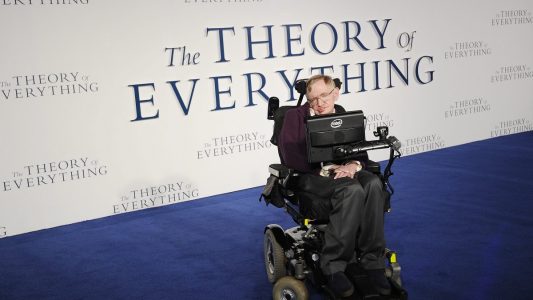 Archiv: Das Bild zeigt den britischen Astrophysiker Stephen Hawking bei der britischen Premiere des Films 'The Theory of Everything'. (Foto: dpa)