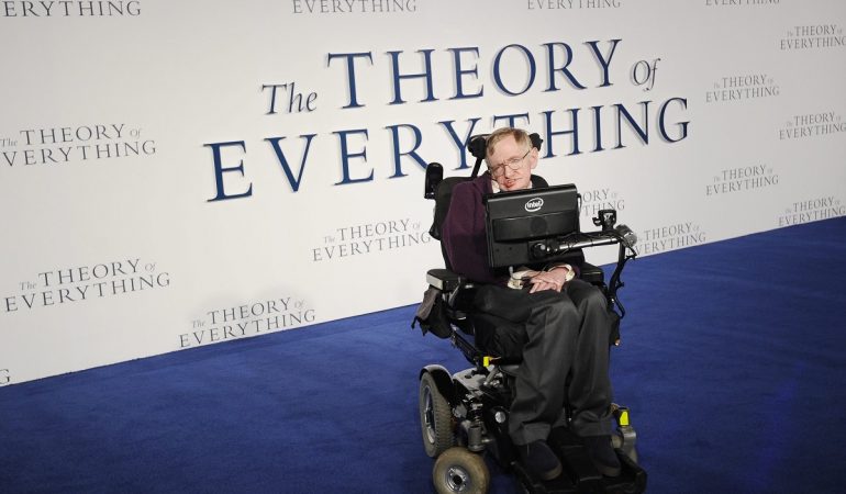 Archiv: Das Bild zeigt den britischen Astrophysiker Stephen Hawking bei der britischen Premiere des Films 'The Theory of Everything'. (Foto: dpa)