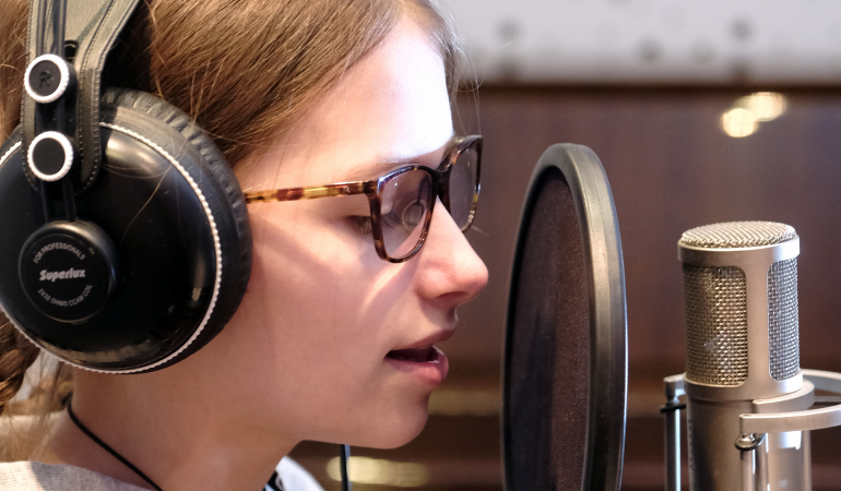 Noe arbeitet schon als Sprecherin und vertont Hörspiele.