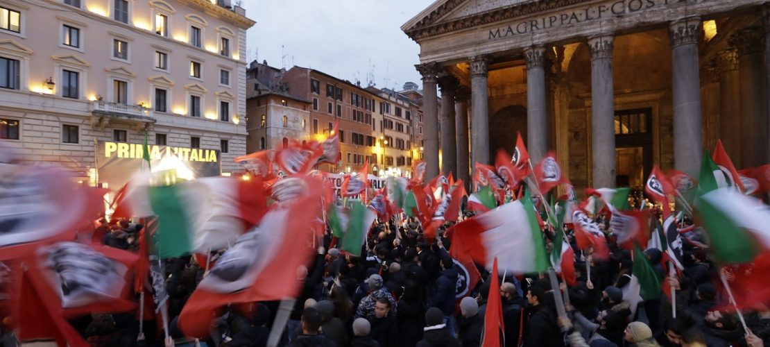 Unterstützer der rechtsextremen Partei CasaPound Italia haben sich nahe dem Pantheon zur letzten Kundgebung vor den italienischen Parlamentswahlen am 04.03.2018 versammelt. Foto: Andrew Medichini/AP/dpa