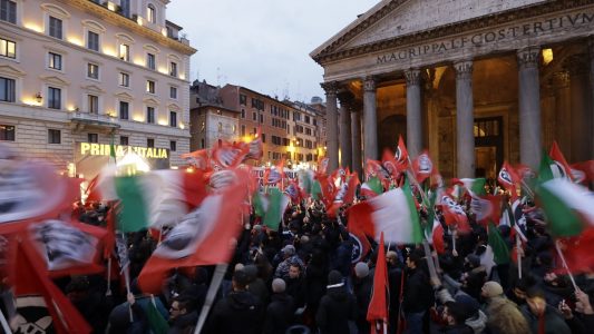 Unterstützer der rechtsextremen Partei CasaPound Italia haben sich nahe dem Pantheon zur letzten Kundgebung vor den italienischen Parlamentswahlen am 04.03.2018 versammelt. Foto: Andrew Medichini/AP/dpa