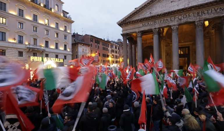 Unterstützer der rechtsextremen Partei CasaPound Italia haben sich nahe dem Pantheon zur letzten Kundgebung vor den italienischen Parlamentswahlen am 04.03.2018 versammelt. Foto: Andrew Medichini/AP/dpa