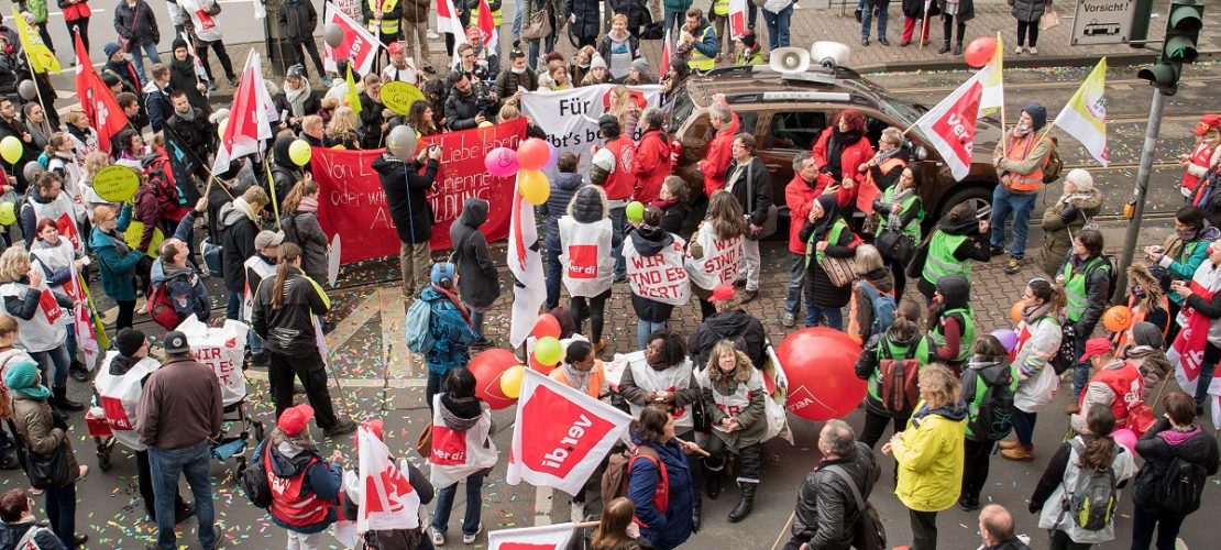 Wenn Menschen streiken, organisieren sie meistens auch Protestaktionen und Demonstrationen - wie hier in Frankfurt am Main. (Foto: dpa)