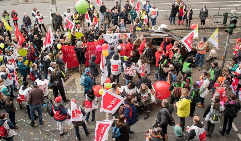 Wenn Menschen streiken, organisieren sie meistens auch Protestaktionen und Demonstrationen - wie hier in Frankfurt am Main. (Foto: dpa)