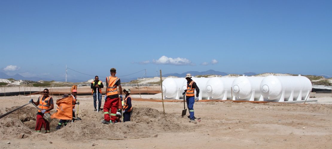 Bauarbeiter arbeiten an der Baustelle einer Meerwasser-Entsalzungsanlage in Strandfontein, einem Vorort von Kapstadt. Die Anlage soll zusätzliches Wasser bescheren. (Foto: Kristin Palitza/dpa)