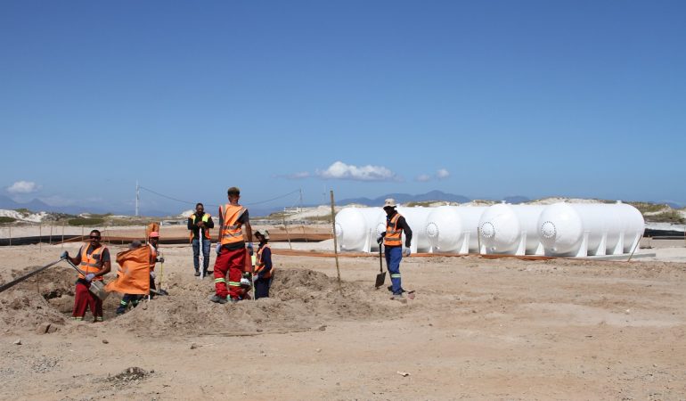 Bauarbeiter arbeiten an der Baustelle einer Meerwasser-Entsalzungsanlage in Strandfontein, einem Vorort von Kapstadt. Die Anlage soll zusätzliches Wasser bescheren. (Foto: Kristin Palitza/dpa)