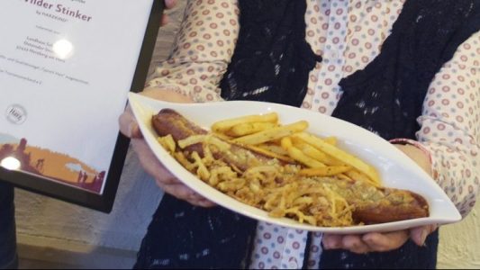 Die 91-jährige Herzbergerin Käthe Neukirch präsentiert am 15.09.2017 in Herzberg (Niedersachsen) das neue Harzer Regionalgericht 