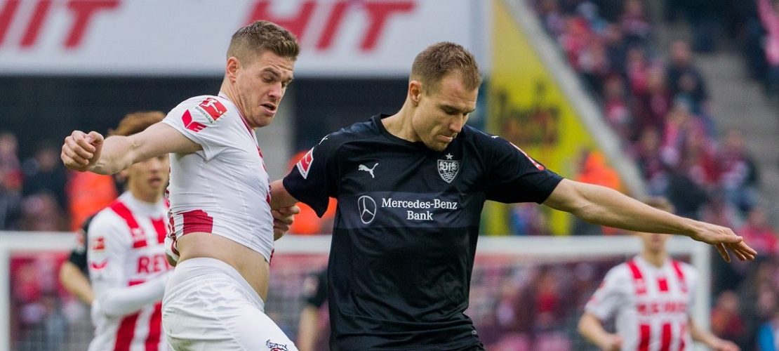 Holger Badstuber rechts) kämpft mit Simon Terodde um den Ball. Foto: dpa)