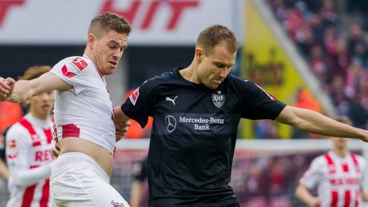 Holger Badstuber rechts) kämpft mit Simon Terodde um den Ball. Foto: dpa)