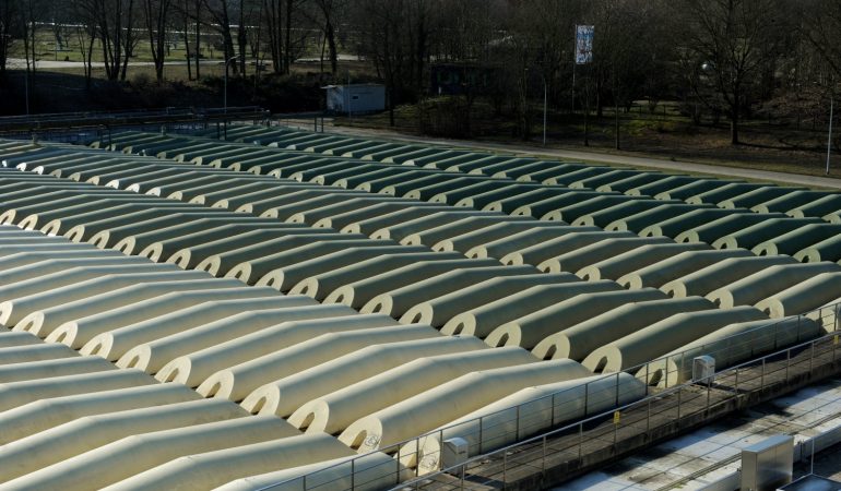 So sieht es im Klärwerk aus. Was in den Röhren passiert, erfährst du in der neuen 