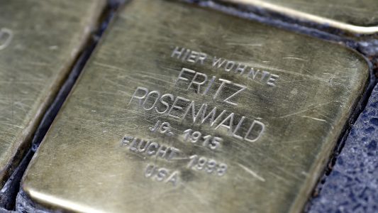 Das ist der Stolperstein von Fritz Rosenwald. Für die kleine Gedenktafel haben Kölner Schüler die Patenschaft übernommen. (Foto: Thomas Banneyer)