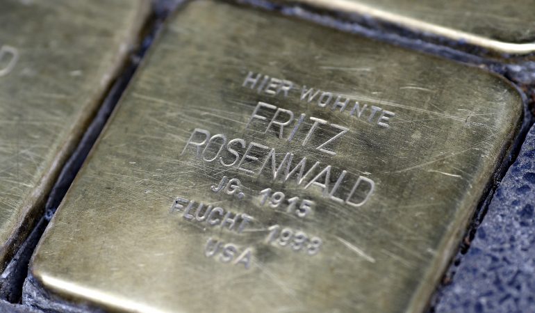 Das ist der Stolperstein von Fritz Rosenwald. Für die kleine Gedenktafel haben Kölner Schüler die Patenschaft übernommen. (Foto: Thomas Banneyer)