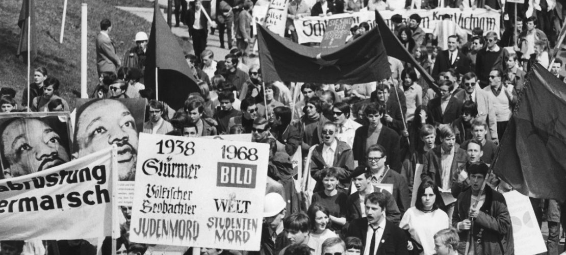ARCHIV - 15.04.1968, Baden-Württemberg: Teilnehmer des Ostermarsches demonstrieren nach dem Attentat auf den Studentenführer und SDS-Ideologen Rudi Dutschke am 11. April 1968 gegen alle Staatsgewalt und einen Teil der Presse, vor allem gegen den Axel-Springer-Verlag. (Foto: dpa)