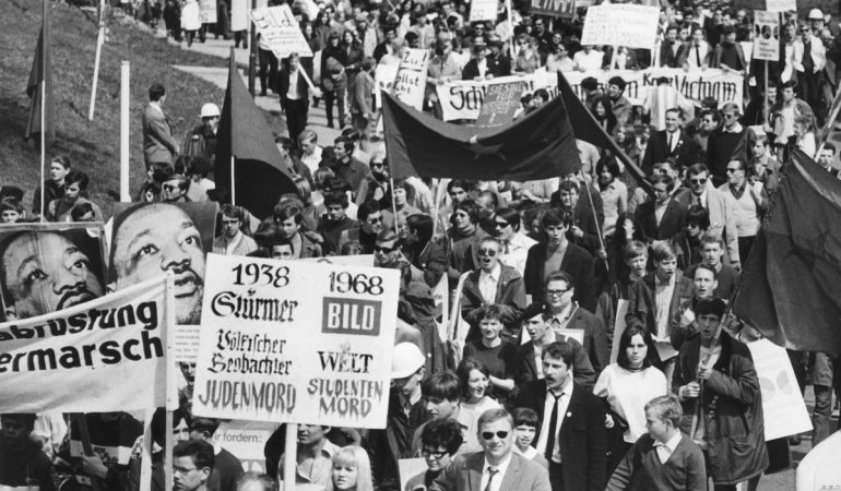 ARCHIV - 15.04.1968, Baden-Württemberg: Teilnehmer des Ostermarsches demonstrieren nach dem Attentat auf den Studentenführer und SDS-Ideologen Rudi Dutschke am 11. April 1968 gegen alle Staatsgewalt und einen Teil der Presse, vor allem gegen den Axel-Springer-Verlag. (Foto: dpa)