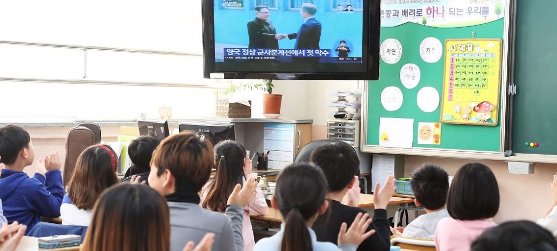 Die Annäherung an Nordkorea ist für alle Südkoreaner derzeit ein wichtiges Thema - auch für die Schulkinder auf diesem Bild. (Foto: dpa)