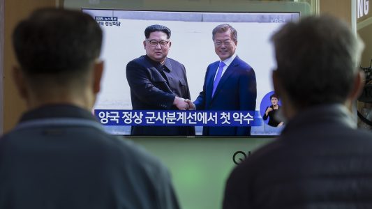 27.04.2018, Südkorea, Seoul: Menschen schauen sich eine Liveübertragung der historischen Begegnung zwischen dem Machthaber von Nordkorea und dem Präsidenten von Südkorea von einem Monitor an. (Foto: dpa)