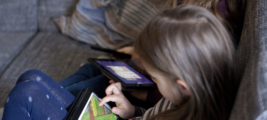 Kind starrt auf Tablet. (Foto: dpa)