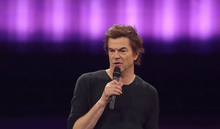 12.04.2018, Berlin: Der Sänger Campino von den Toten Hosen nimmt den Echo Rock National bei der 27. Verleihung des Deutschen Musikpreises Echo entgegen und hält eine Rede. Foto: Jörg Carstensen/dpa