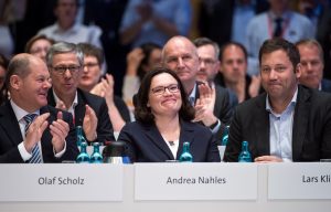 Andrea Nahles (Mitte), Vorsitzende der SPD-Bundestagsfraktion, sitzt beim Außerordentlichen Bundesparteitag der Sozialdemokratischen Partei Deutschlands (SPD) neben Olaf Scholz (links SPD), Bundesfinanzminister, und Lars Klingbeil, SPD-Generalsekretär, als das Wahlergebnis verkündet wird. (Foto: dpa)