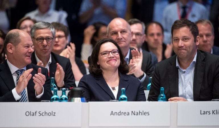 Andrea Nahles (Mitte), Vorsitzende der SPD-Bundestagsfraktion, sitzt beim Außerordentlichen Bundesparteitag der Sozialdemokratischen Partei Deutschlands (SPD) neben Olaf Scholz (links SPD), Bundesfinanzminister, und Lars Klingbeil, SPD-Generalsekretär, als das Wahlergebnis verkündet wird. (Foto: dpa)