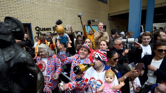 23.04.2018, Großbritannien, London: Fans der britischen königlichen Familie feiern vor der Tür des St. Mary's Hospitals im Londoner Stadtteil Paddington die Geburt von Herzogin Kates und Prinz Williams drittem Kind. (Foto: dpa)
