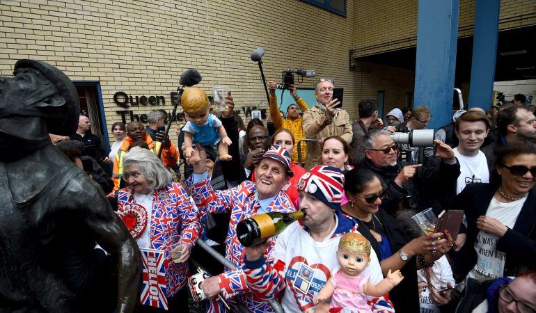 23.04.2018, Großbritannien, London: Fans der britischen königlichen Familie feiern vor der Tür des St. Mary's Hospitals im Londoner Stadtteil Paddington die Geburt von Herzogin Kates und Prinz Williams drittem Kind. (Foto: dpa)