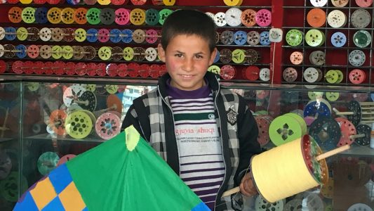 28.03.2018, Afghanistan, Kabul: Der zehnjährige Salim steht in einem Laden für Papierdrachen in der afghanischen Hauptstadt Kabul.