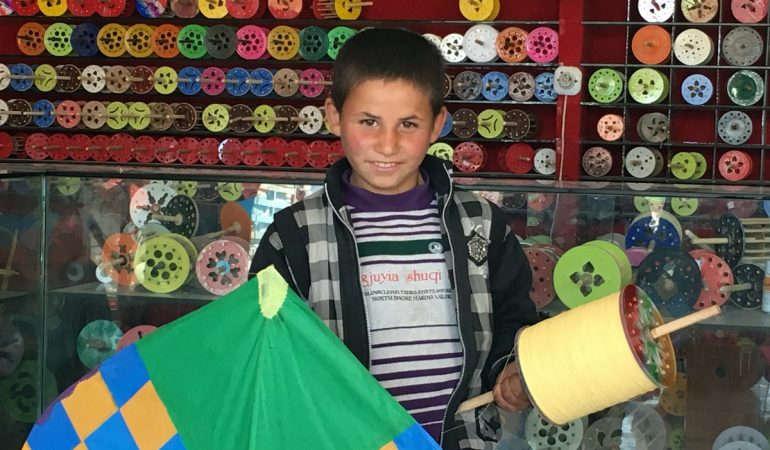 28.03.2018, Afghanistan, Kabul: Der zehnjährige Salim steht in einem Laden für Papierdrachen in der afghanischen Hauptstadt Kabul.