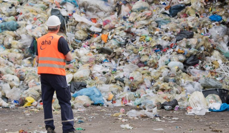 ARCHIV - 16.04.2018, Niedersachsen, Hannover: Leichtverpackungen und Gelbe Säcke liegen auf einer Deponie vom «aha Zweckverband Abfallwirtschaft Region Hannover». (Foto: dpa)
