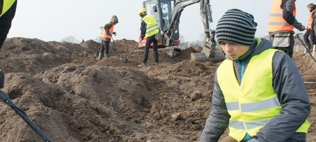 Hobbyarchäologe René Schön und der 13-jährige Schüler Luca Malaschnitschenko (l-r) suchen mit einem Metalldetektor nach dem Silberschatz von Schaprode. (Foto: dpa)