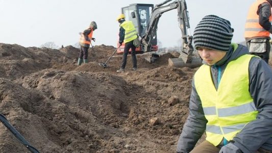 Hobbyarchäologe René Schön und der 13-jährige Schüler Luca Malaschnitschenko (l-r) suchen mit einem Metalldetektor nach dem Silberschatz von Schaprode. (Foto: dpa)