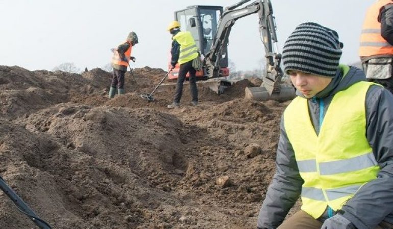 Hobbyarchäologe René Schön und der 13-jährige Schüler Luca Malaschnitschenko (l-r) suchen mit einem Metalldetektor nach dem Silberschatz von Schaprode. (Foto: dpa)