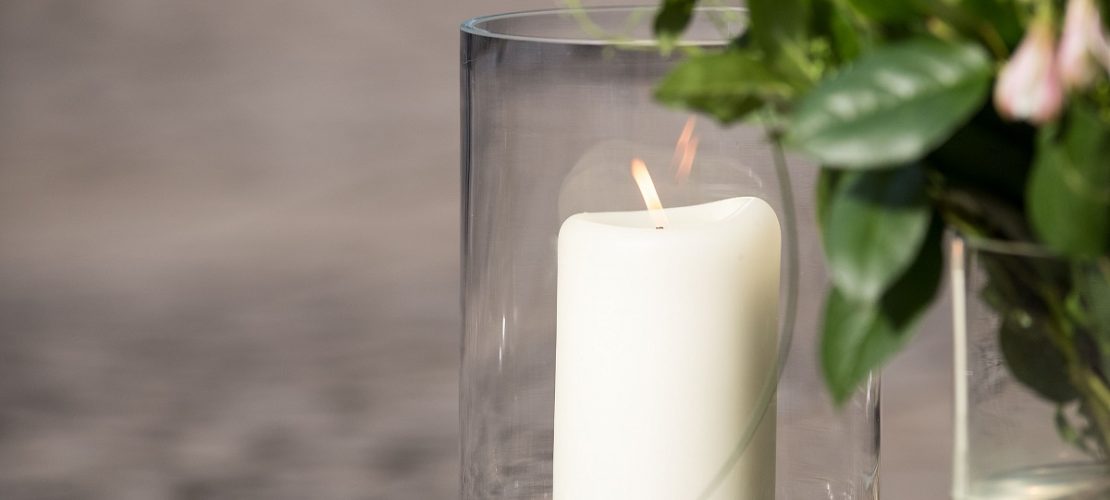 Erste Blumen liegen vor einer Kerze an dem Brunnen des Kiepenkerls in der Altstadt. (Foto: dpa)