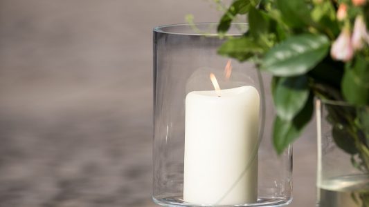 Erste Blumen liegen vor einer Kerze an dem Brunnen des Kiepenkerls in der Altstadt. (Foto: dpa)
