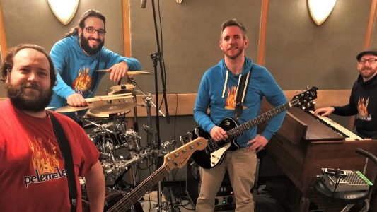 08.03.2018, Nordrhein-Westfalen, Köln: Die Band Pelemele posiert in ihrem Probenraum.