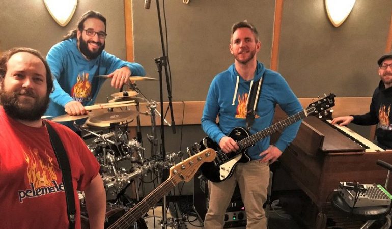 08.03.2018, Nordrhein-Westfalen, Köln: Die Band Pelemele posiert in ihrem Probenraum.