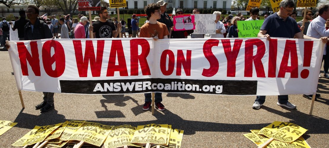 14.04.2018, USA, Washington: Demonstranten protestieren vor dem Weißen Haus mit Transparenten, um sich gegen einen Krieg in Syrien auszusprechen. (Foto: dpa)