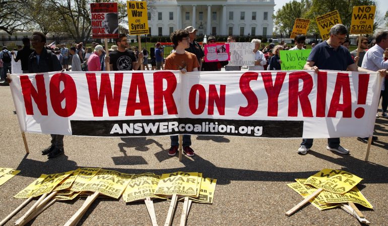 14.04.2018, USA, Washington: Demonstranten protestieren vor dem Weißen Haus mit Transparenten, um sich gegen einen Krieg in Syrien auszusprechen. (Foto: dpa)