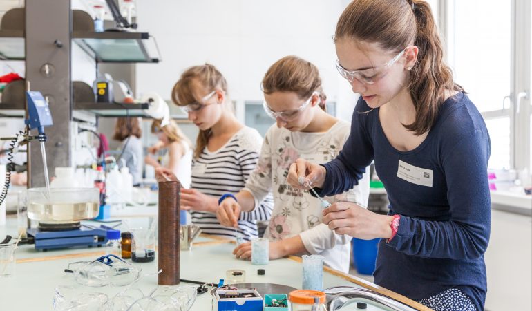Mädchen im Labor - Nur langsam trauen sich Mädchen auch in klassische Männerberufe. Gut so, denn die Bedingungen sind dort viel besser. (Foto: Kompetenzzentrum Technik-Diversity-Chancengleichheit e.V.)