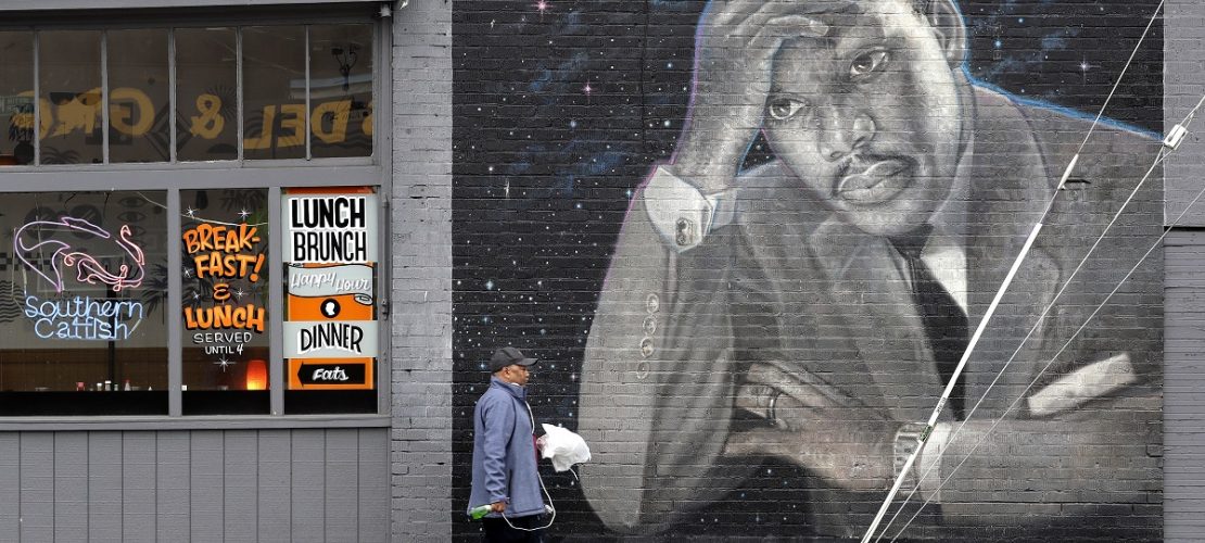 Wandgemälde mit dem Konterfei von Martin Luther King Jr. entlang. Das Gemälde stammt von dem Künstler James Crespinel und ist aus den 1990er Jahren. (Foto: Elaine Thompson/AP/dpa)