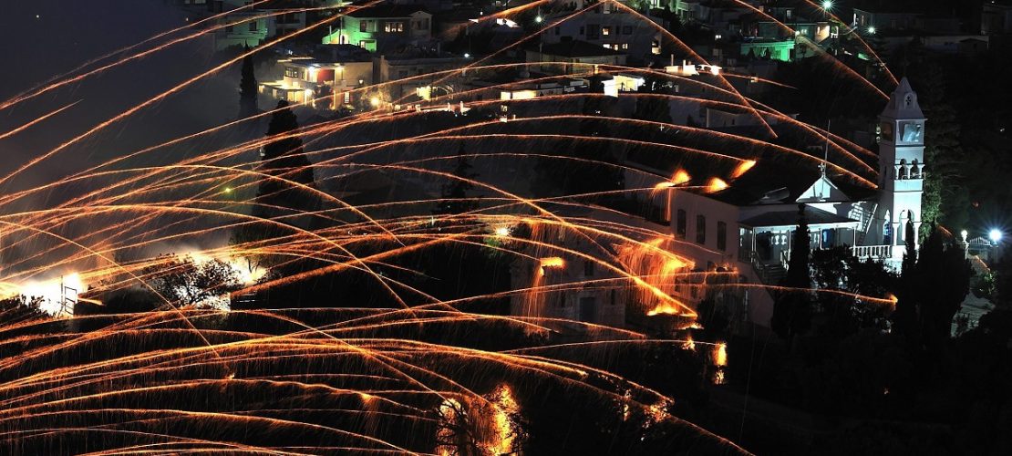In vielen griechischen Orten werden an Ostern Feuerwerke gezündet, wie hier auf der Insel Chios. (Foto: dpa)
