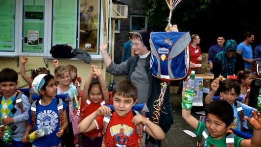 Die Aktion unterstützt Familien bei der Bereitstellung der notwendigen Schulausrüstung. Zudem soll Begeisterung für die Schule geweckt werden und eine nach außen sichtbare Gleichstellung mit den anderen Schülern erzielt werden. (Foto: Ranzen für Pänz)