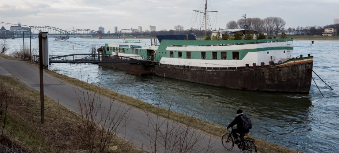 Auf diesem Hausboot untersuchen Georg Becker und andere Forscher das Leben im Wasser. (Foto: Michael Bause)