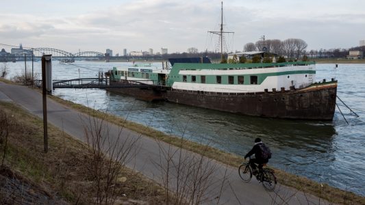 Auf diesem Hausboot untersuchen Georg Becker und andere Forscher das Leben im Wasser. (Foto: Michael Bause)