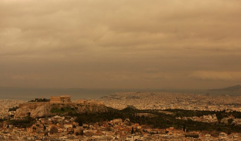 2010 sah Athen so rot aus. Saharasand hatte die ganze Stadt eingefärbt. (Foto: dpa)