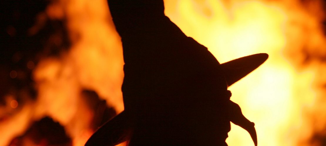 Die Silhouette einer «Hexe» vor einem Feuer, aufgenommen während der Walpurgisnacht. (Foto: dpa)