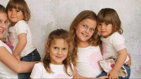 Unter fünf Schwestern: So ist das Leben als Älteste!