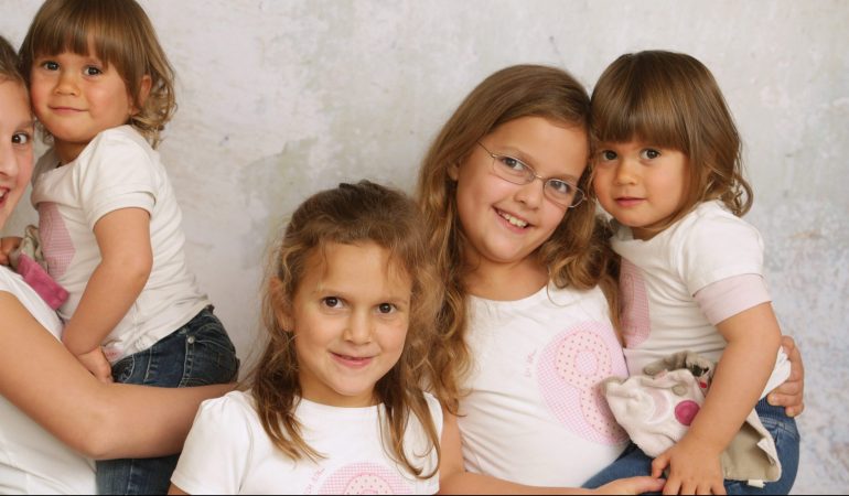 Unter fünf Schwestern: So ist das Leben als Älteste!
